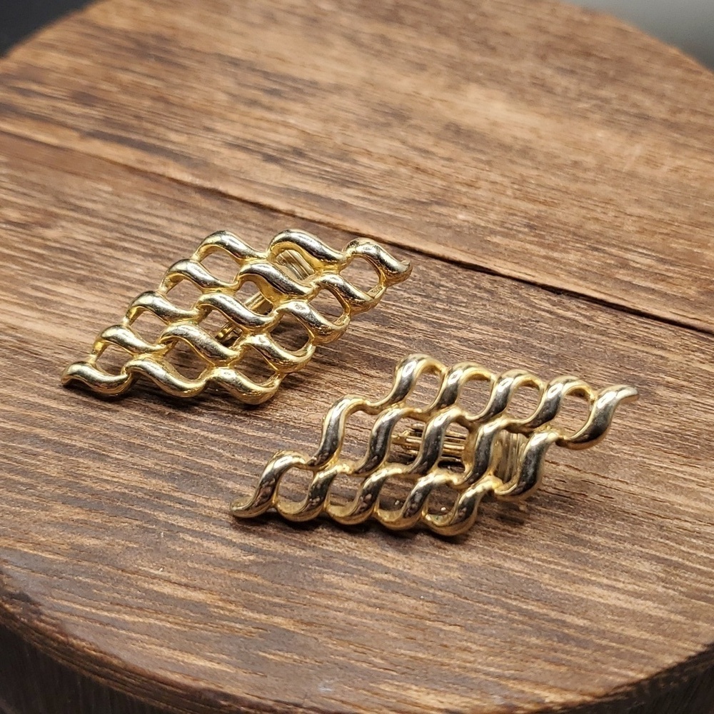 E2102 Honeycomb estate clip on vintage earrings
